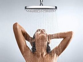 Przy pomocy prysznica można przeprowadzić masaż powiększający biust